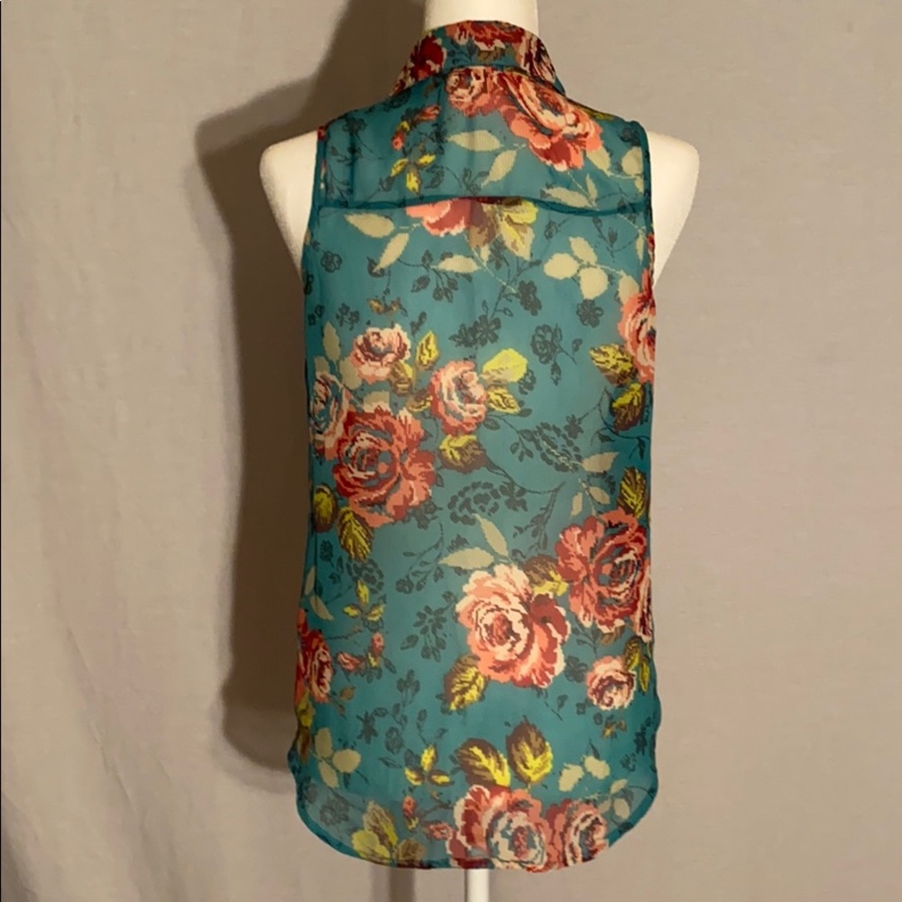 SELF ESTEEM floral sleeveless blouse - runs more like a size Small - Picture 3 of 8